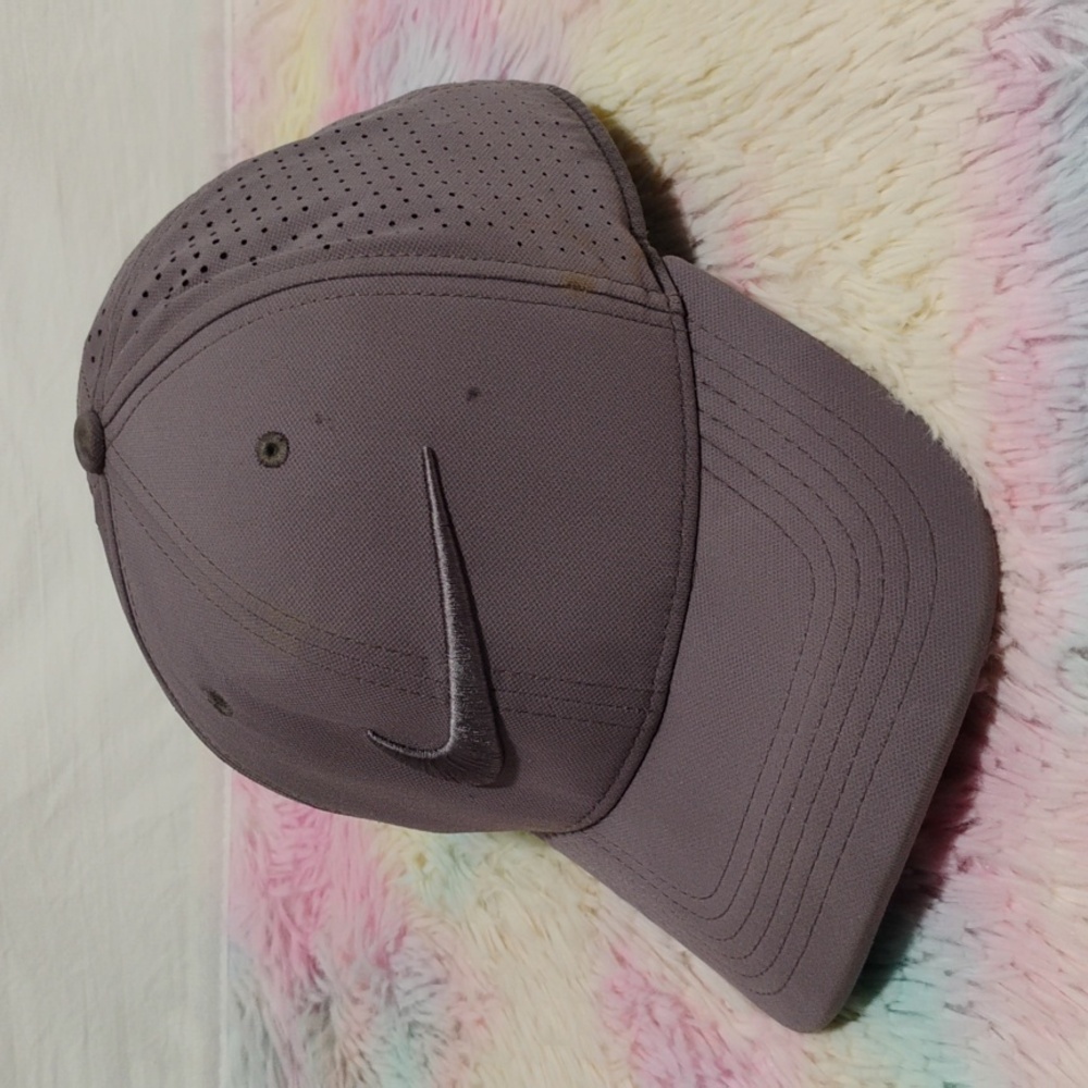 (A-2) SALE! Nike Fitted Hat Needs Cleaned